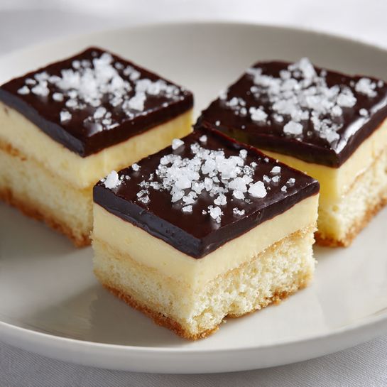 Boston Cream Pie Stuffed Hawaiian Rolls Recipe - Recipe Image